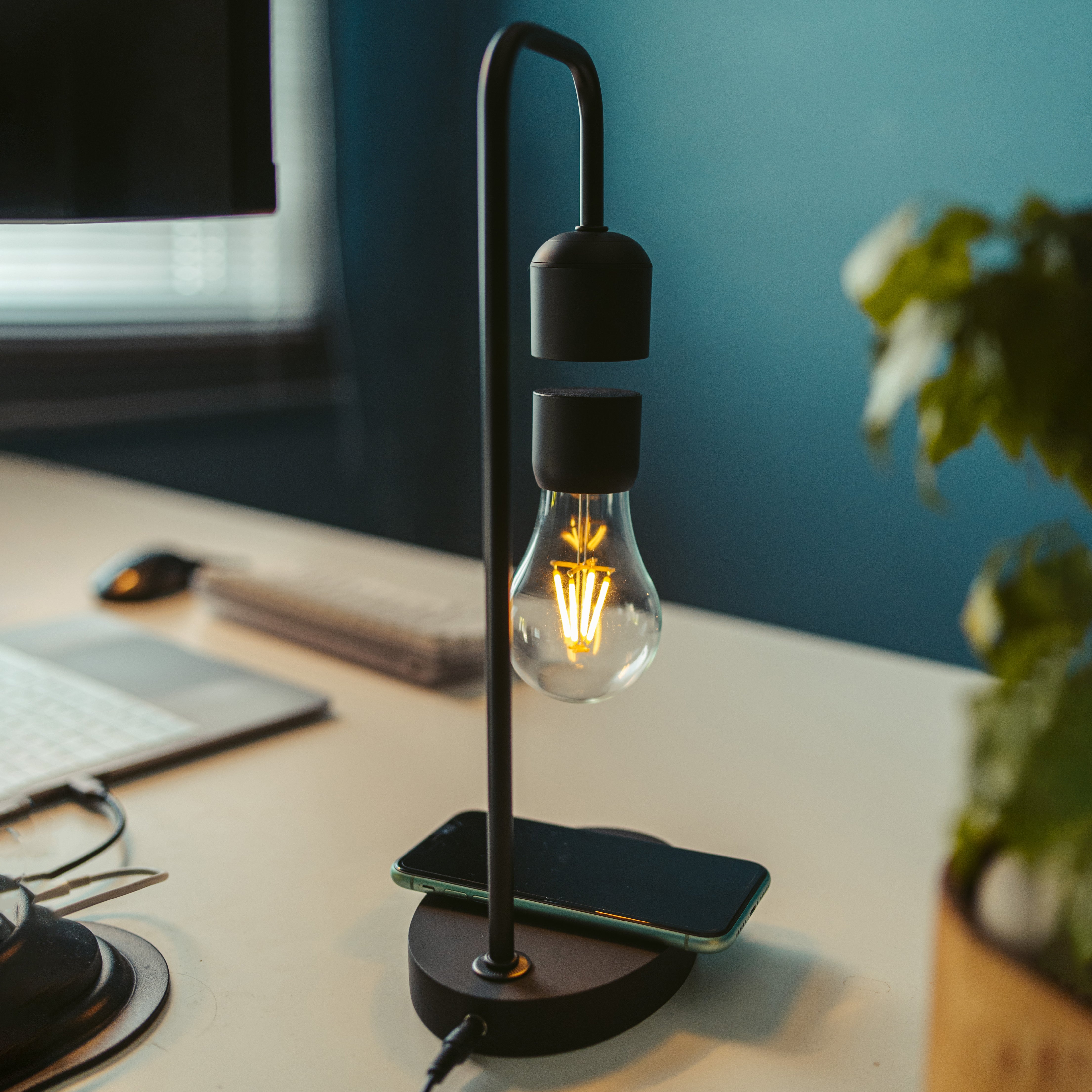 Levitating Desk Lamp - The Art of Creativity